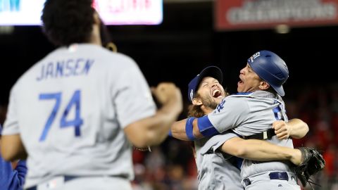 Clayton Kershaw y Carlos Ruiz festejan tras el Juego 5 a los Nacionales.