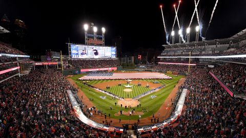 En este estadio, el Progressive Field, se pone en marcha la Serie Mundial 2016. Indios recibe a Cachorros, dos equipos que se combinan para 176 años sin un campeonato de las Grandes Ligas.