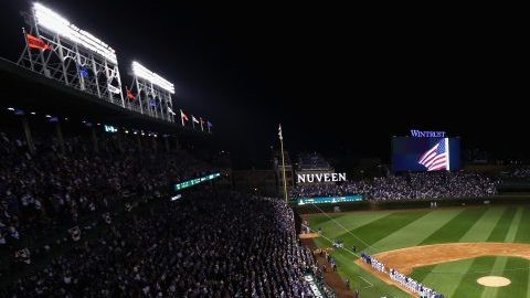Este viernes, tras 71 años, la Serie Mundial regresa a Wrigley Field, catedral del béisbol. Cachorros e Indios están 1-1.