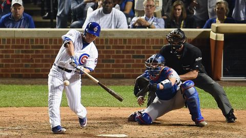 Miguel Montero conecta un cuadrangular con casa llena en la octava.