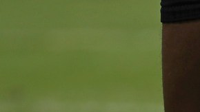 Los zapatos 'decorados' del jugador de los Steelers, Antonio Brown en primer plano.