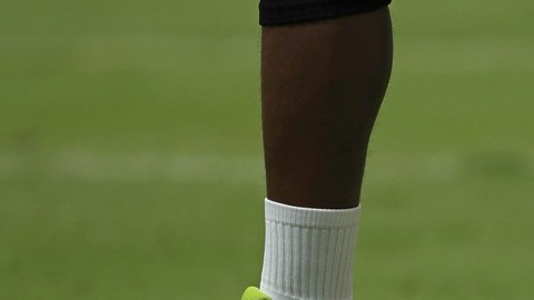 Los zapatos 'decorados' del jugador de los Steelers, Antonio Brown en primer plano.