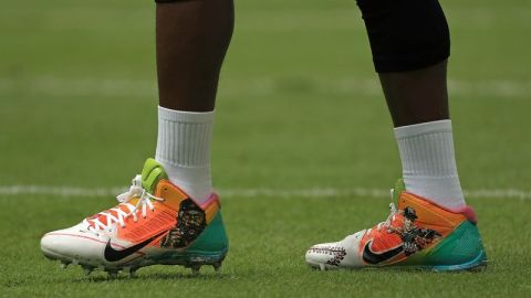 Los zapatos 'decorados' del jugador de los Steelers, Antonio Brown en primer plano.