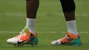 Los zapatos 'decorados' del jugador de los Steelers, Antonio Brown en primer plano.