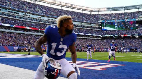 Odell Beckham, de los Giants, empieza su celebración tras lograr un touchdown de 66 yardas al final del partido para vencer a Baltimore.