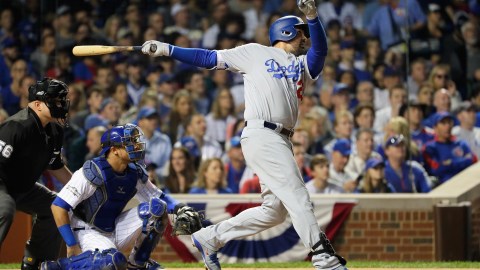 Adrián González , quien ha estado bateando bien en los recientes partidos de los Dodgers, no quiso hospedarse en un hotel de Donald Trump en una gira del equipo en Chicago.