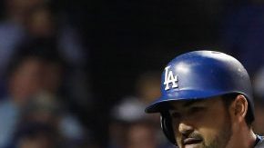 Adrián González celebra su jonrón con Joc Pederson en la segunda entrada. Fue la única carrera del partido en Chicago