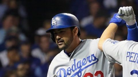 Adrián González celebra su jonrón con Joc Pederson en la segunda entrada. Fue la única carrera del partido en Chicago
