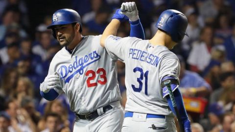 Adrián González celebra su jonrón con Joc Pederson en la segunda entrada. Fue la única carrera del partido en Chicago