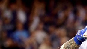 Yasmani Grandal reacciona al conectar un jonró de dos carreras en el cuarto inning. Los Dodgers ganaron 6-0 a los Cachorros y la Serie Mundial está a la vista.