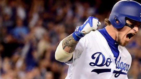 Yasmani Grandal reacciona al conectar un jonró de dos carreras en el cuarto inning. Los Dodgers ganaron 6-0 a los Cachorros y la Serie Mundial está a la vista.