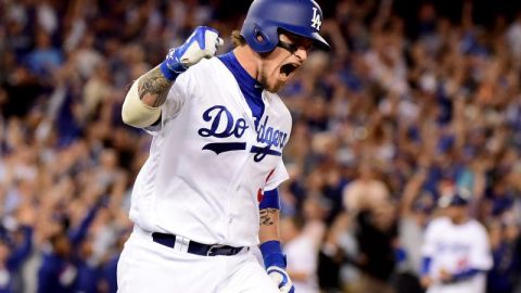 Yasmani Grandal reacciona al conectar un jonró de dos carreras en el cuarto inning. Los Dodgers ganaron 6-0 a los Cachorros y la Serie Mundial está a la vista.