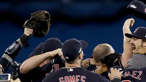 Cleveland regresa a la Serie Mundial tras vencer en cinco juegos a los Azulejos.
