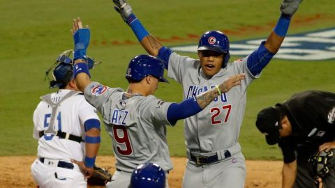 Javier Báez (9) y Addison Russell (27) celebran el jonrón de dos carreras de éste en la sexta entrada que dio lugar a otra paliza de Chicago en la Serie de Campeonato de la Liga Nacional.