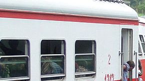 Pasajeros del tren salen del sitio del accidente en Eseka, Camerún.