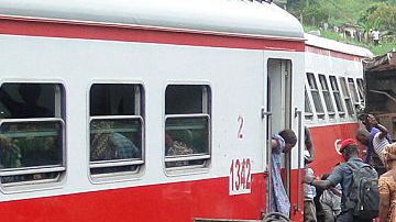 Pasajeros del tren salen del sitio del accidente en Eseka, Camerún.