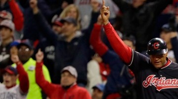 Noche soñada para Roberto Pérez en Progressive Field. El primer catcher en pegar dos jonrones en un juego de Serie Mundial desde 1986.