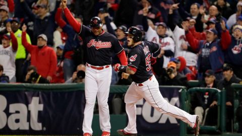 Noche soñada para Roberto Pérez en Progressive Field. El primer catcher en pegar dos jonrones en un juego de Serie Mundial desde 1986.