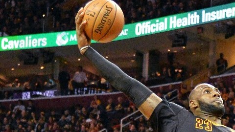 LeBron James y sus Cavs abrieron la temporada de la NBA con triunfo en casa.