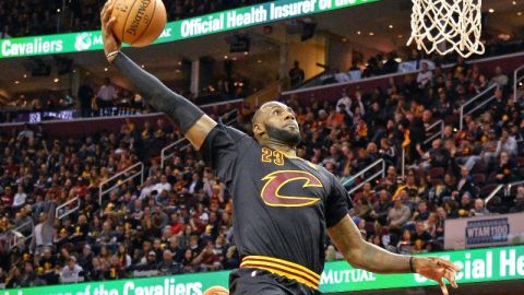 LeBron James y sus Cavs abrieron la temporada de la NBA con triunfo en casa.