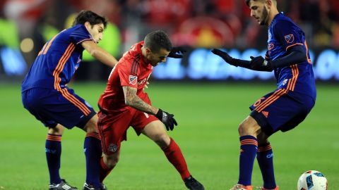 Sebastian Giovinco, el peligroso goleador italiano del Toronto FC, fue dejado sin gol por la defensa de New York City FC, pero el club canadiense de todos modos ganó 2-0 en la ida de las semifinales del Este.