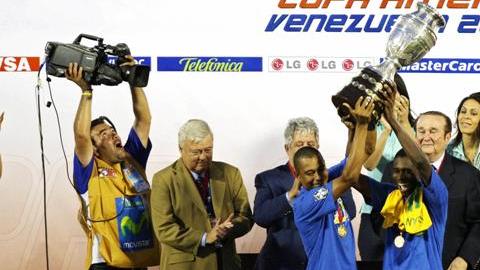 Otro indicio de corrupción en Conmebol sale a flote tras nueve años. En la imagen, el campeón Brasil recibiendo la Copa América en 2007.