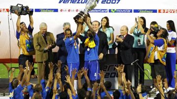 Otro indicio de corrupción en Conmebol sale a flote tras nueve años. En la imagen, el campeón Brasil recibiendo la Copa América en 2007.