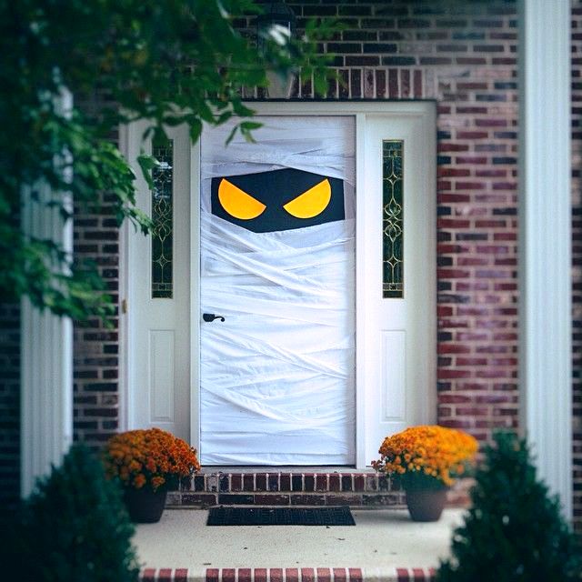 La puerta vestida de momia impregna de inmediato el toque de espanto de Halloween.