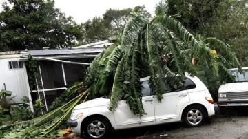 Vista de los daños materiales provocados por el huracán Matthew en una urbanización de casas prefabricadas del condado de Seminole en Fort Piece, Florida.