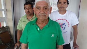 (2) Don Juanito (centro). Según Luis Hernández (izq.) y Raymundo Mendoza, él les ha ayudado a que puedan levantarse de sus sillas de ruedas.