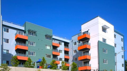 El complejo de apartamentos asequibles en Hollywood aloja a varios empleados del LAUSD, pero ninguno de ellos es maestro.