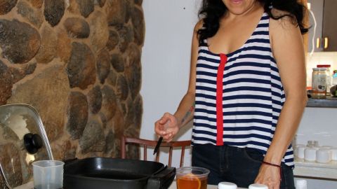 Alina Morales durante la elaboración de la pasta a base de marihuana.