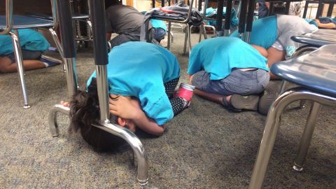 Estudiantes se preparan en un simulacro de terremoto.