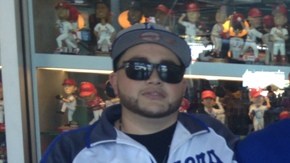 José López (camisa azul de Dodgers) y su grupo de amigos confían en que su equipo llegará a la Serie Mundial.