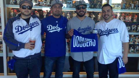 José López (camisa azul de Dodgers) y su grupo de amigos confían en que su equipo llegará a la Serie Mundial.