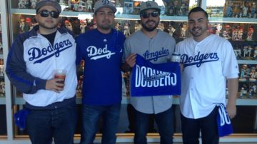 José López (camisa azul de Dodgers) y su grupo de amigos confían en que su equipo llegará a la Serie Mundial.