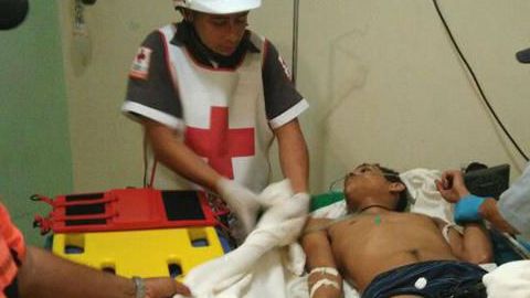 Inmigrante recibe ayuda tras ser abandonado por traficantes.