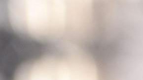 Un fiel sostiene un afiche de Jose Sanchez del Rio uno de los canonizados por el Papa.