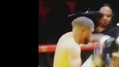 Una escena para la historia: Juanma López peleando con la esquina de su rival 'Papito' Vázquez.