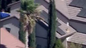 Las autoridades lograron arrestar al sospechoso después de que intentara escapar a través de varias casas del vecindario (Foto: Captura/Twitter)