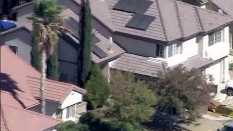 Las autoridades lograron arrestar al sospechoso después de que intentara escapar a través de varias casas del vecindario (Foto: Captura/Twitter)