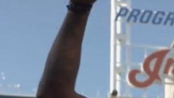 LeBron James vestido con la franela de los Indios de Cleveland en Progressive Field. La mejor síntesis de la fiesta que se vivirá en la ciudad este martes.