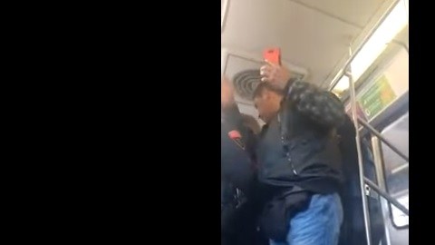 Mujeres defienden a hombres discapacitados.