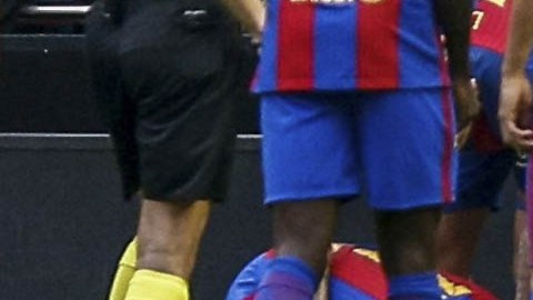 Neymar recibe un botellazo