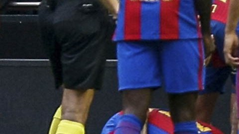 Neymar recibe un botellazo