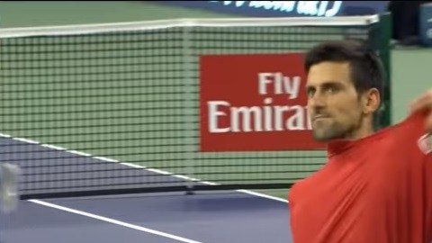 Novak Djokovic rompe su camisa