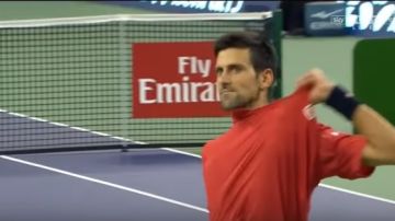 Novak Djokovic rompe su camisa