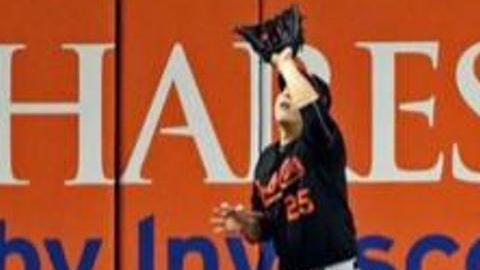 Hyun-Soo Kim en el momento en el que casi es golpeado por una lata arrojada desde la tribuna de Rogers Centre.