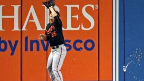 Hyun-Soo Kim en el momento en el que casi es golpeado por una lata arrojada desde la tribuna de Rogers Centre.