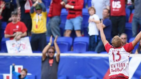 Mike Grella (13) y Bradley Wright-Phillips celebran un gol de Red Bulls.